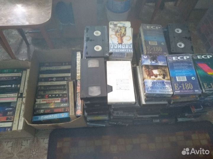 Видеомагнитофон, 180 касет
