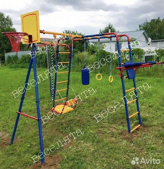 Детская уличная игровая площадка. Качели уличные