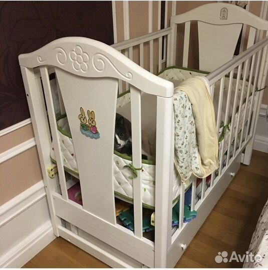 Детская кроватка с маятником