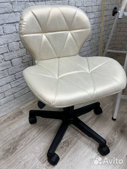 Стул для мастера на колесиках