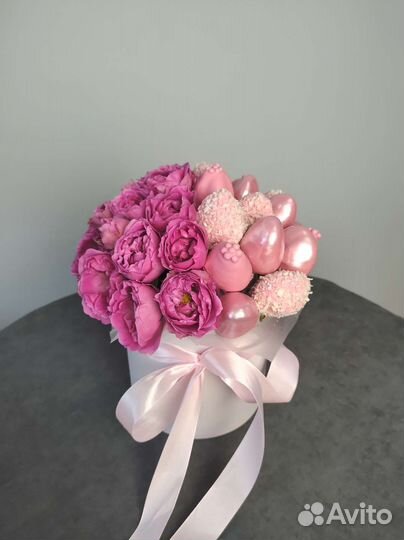 Клубника в шоколаде с цветами