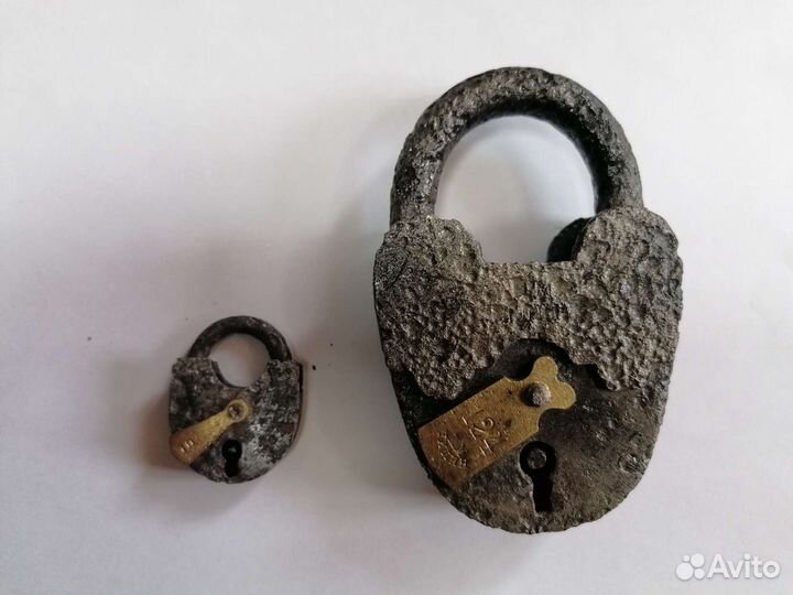 Навесной замок старинный