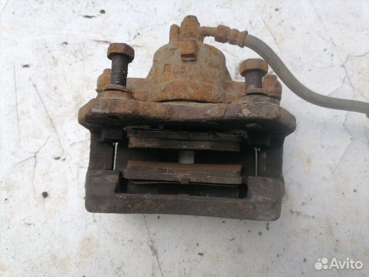 Суппорт тормозной передний правый Nissan Primera