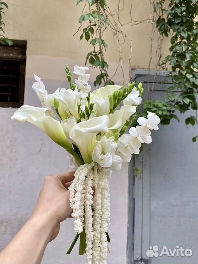 Букет невесты из калл и фрезий