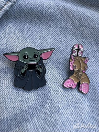 Значок пин розовый мандалорец малыш Йода