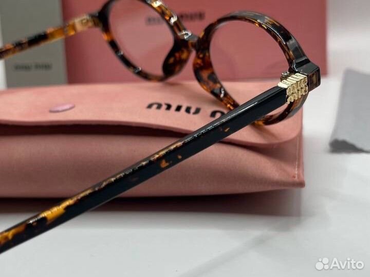 Солнцезащитные очки Miu Miu