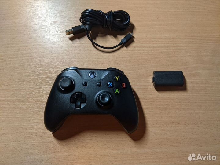 Контроллер Xbox One S с аккумулятором и проводом