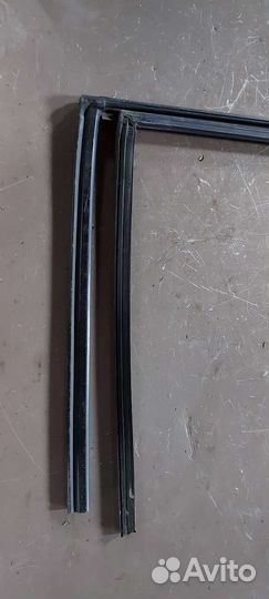 Уплотнитель стекла задний правый на Ford Fiesta