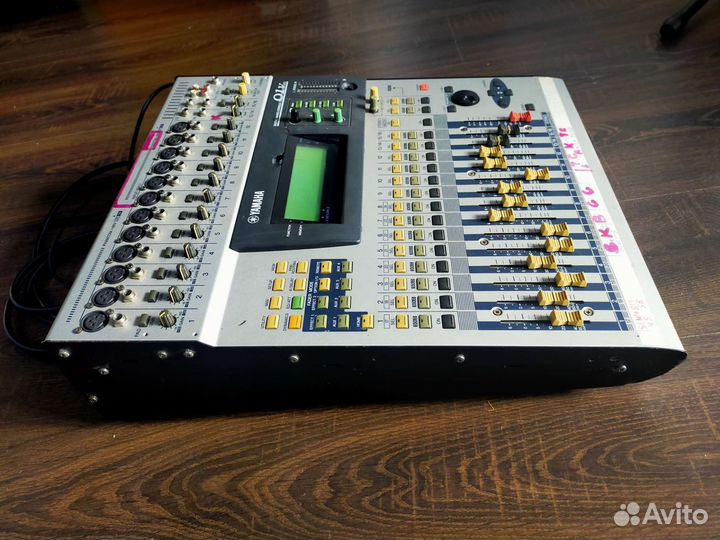 Микшерный пульт Yamaha 01v