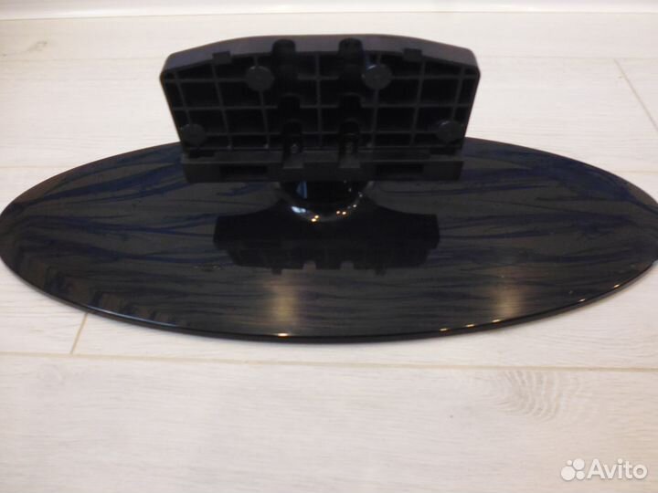 Подставка от Samsung UE32D4003BW с крепежом