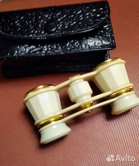 Бинокль театральный в футляре. СССР