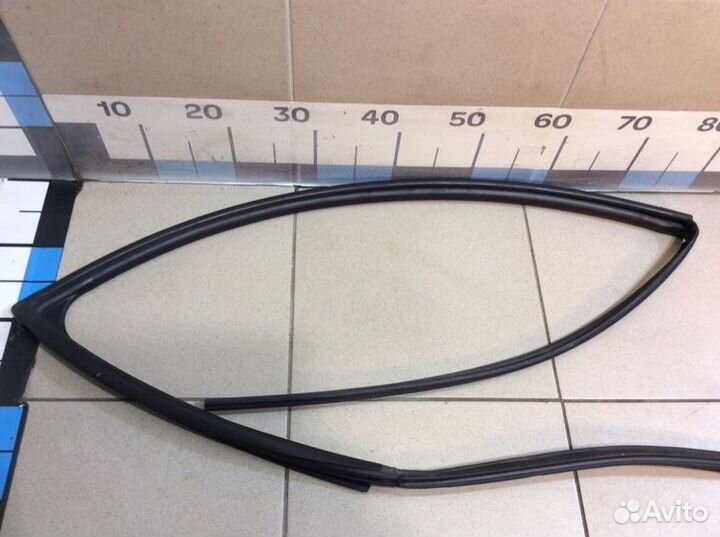 Уплотнитель стекла двери передний правый Suzuki