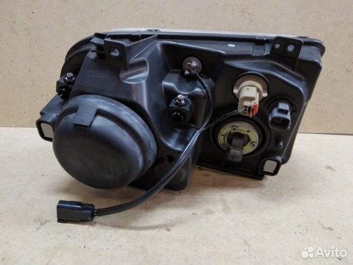 Фара левая Chrysler 300C 2004-2011