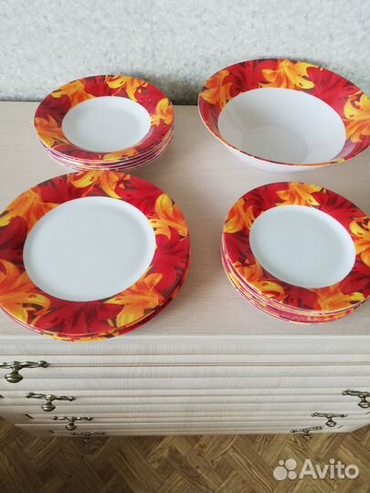 Комплект тарелок с оранжевым принтом по канту