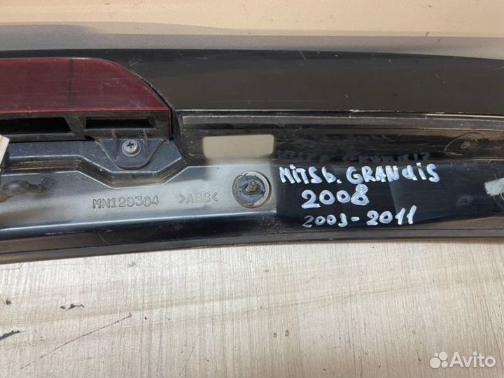 Спойлер крышки багажника Mitsubishi Grandis NA4W