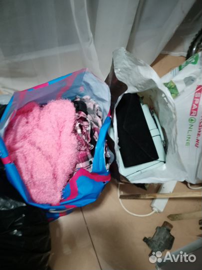Отдам два пакета вещей женских