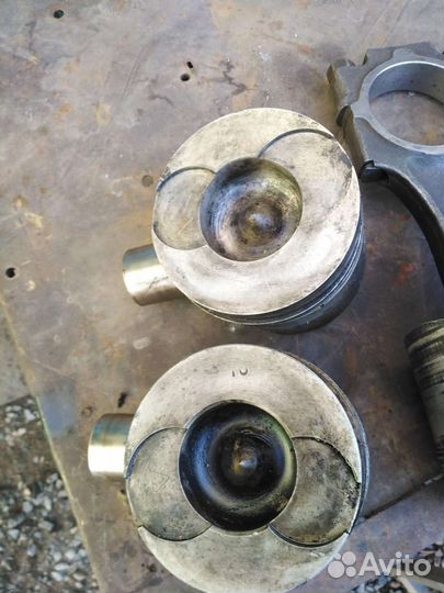Три Поршня один с шатуном камаз
