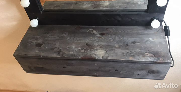 Гримерное зеркало с лампочками