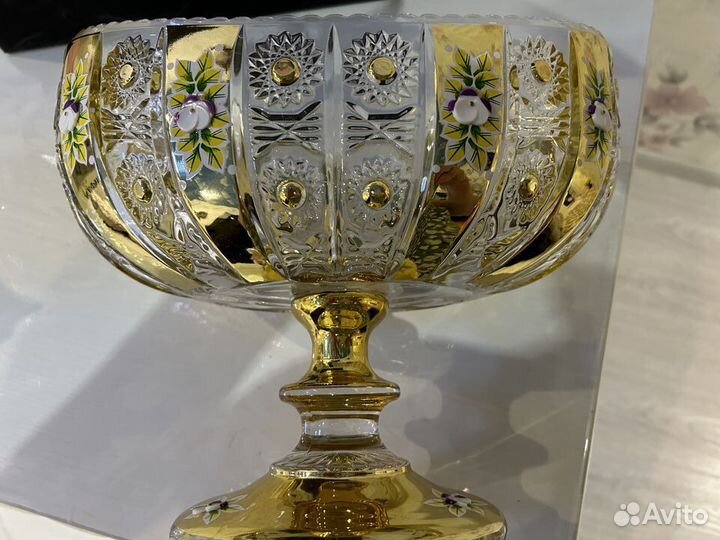 Ваза для фруктов на ножке