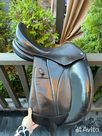 Выездковое седло 17,5