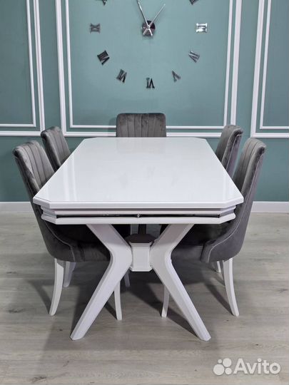 Стол и стулья в гостиную. В наличии