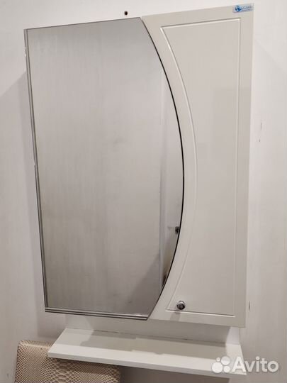 Шкафчик с зеркалом в ванную