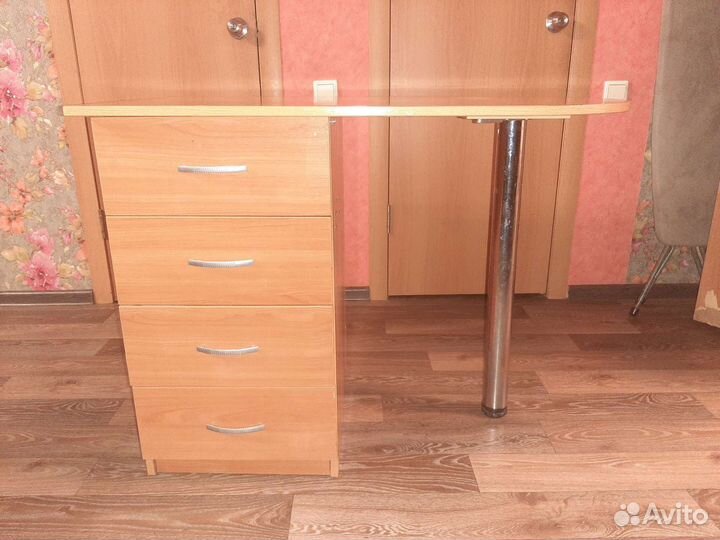 Стол для мастера маникюра, школьника