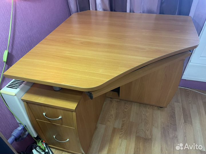 Угловой компьютерный письменный стол в идеальном с