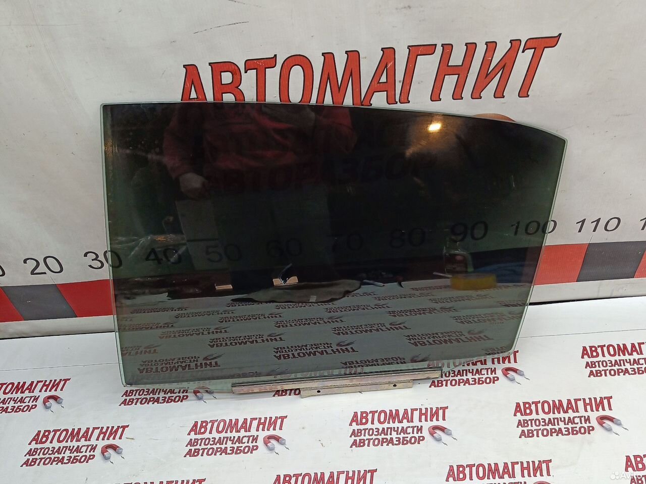 Стекло заднее левое Toyota Camry 70