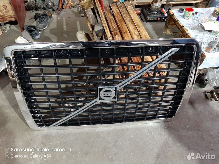 Решетка радиатора Volvo VNL 670-780 хром по краю