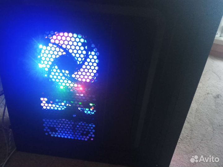 Игровой пк с монитором клавиатурой и мышью