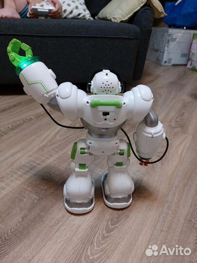 Робот на пульте управления