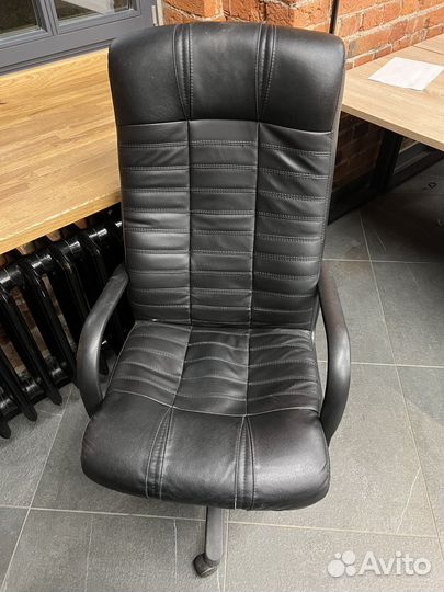 Офисное кожаное кресло