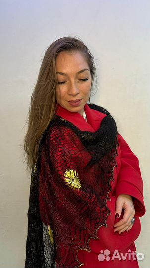 Шарфик черный с золотой вышивкой рычная работа