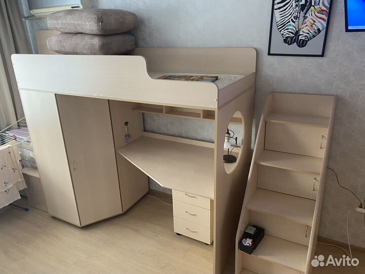 Кровать чердак со столом и шкафом