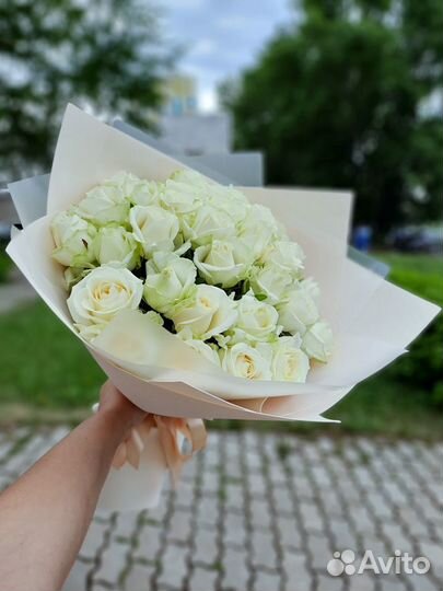 Цветы 51 роза белая