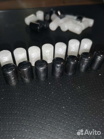 Черно-белые кнопки