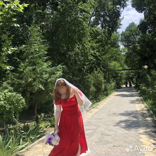 Красное платье