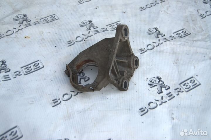 Кронштейн промежуточного вала Master3