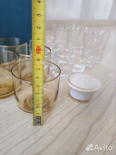 Рюмки, чайник и солонка