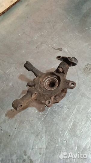 Кулак передний правый Honda Civic 7 2004