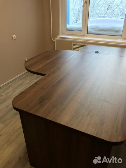Офисный стол и шкаф
