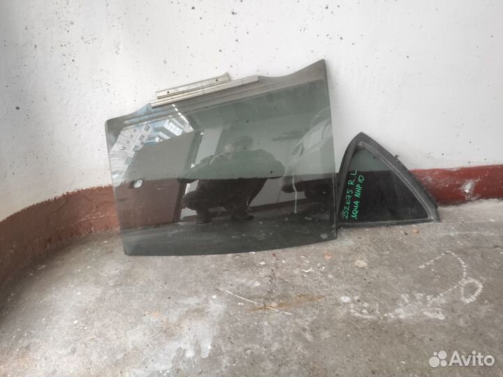 Продам заднее левое стекло на тойоту аква