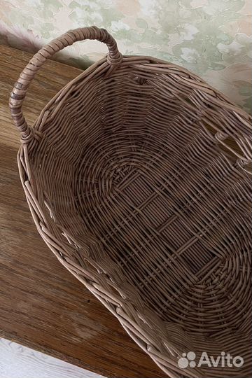 Корзина из лозы с двумя ручками