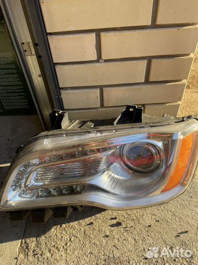Фара головного освещения левая Chrysler 300C II