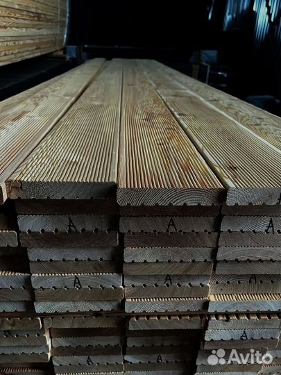 Доски лиственницы 40x170 мм, обработаны для защиты