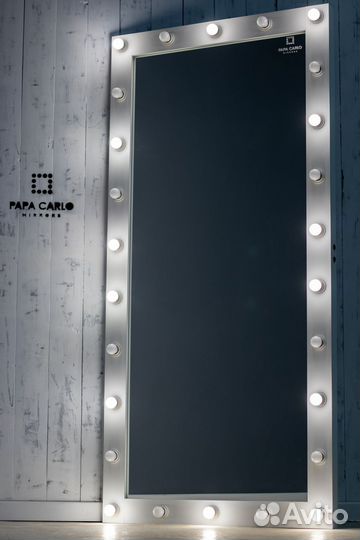 Гримерное зеркало с лампочками