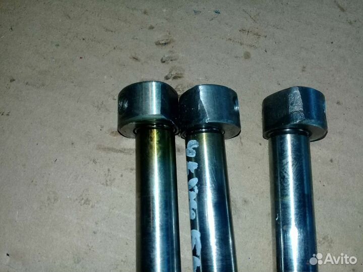 Ось шестерни заднего хода Chery Amulet A15