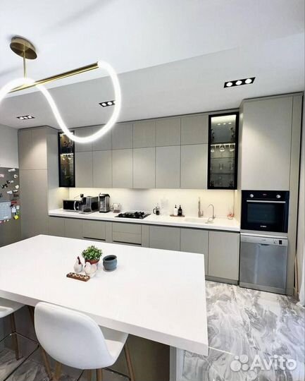 Кухня прямая с островом и витриной для студии