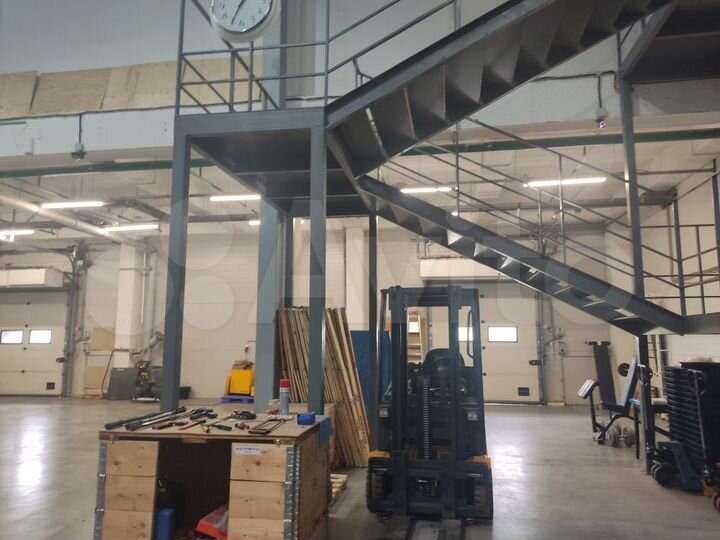 Склад класса А площадью 1300 м2. Доки. Офис